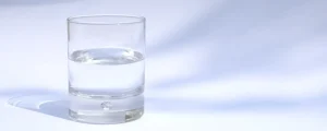 水で満たされた透明なグラス