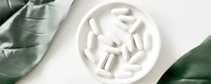 白い皿に載った錠剤