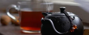 黒の急須でお茶を注ぐ