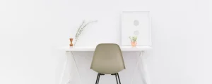 白い木製の机と茶色の椅子