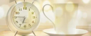 目覚まし時計とコーヒーカップ