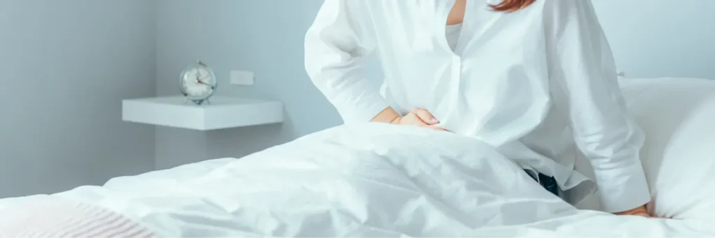 下痢でお腹を押さえる女性